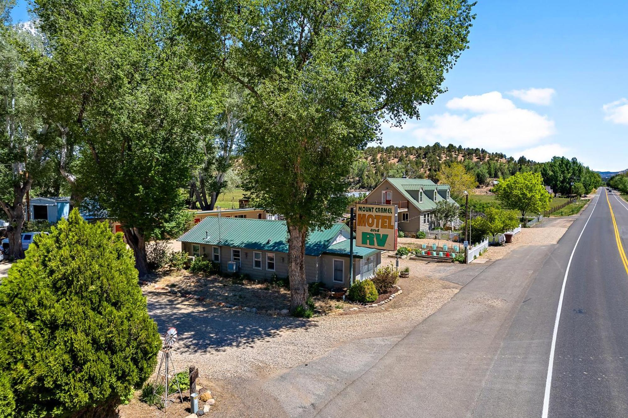 The Park Cabin At Mount Carmel Motel And Rv Park Exterior photo