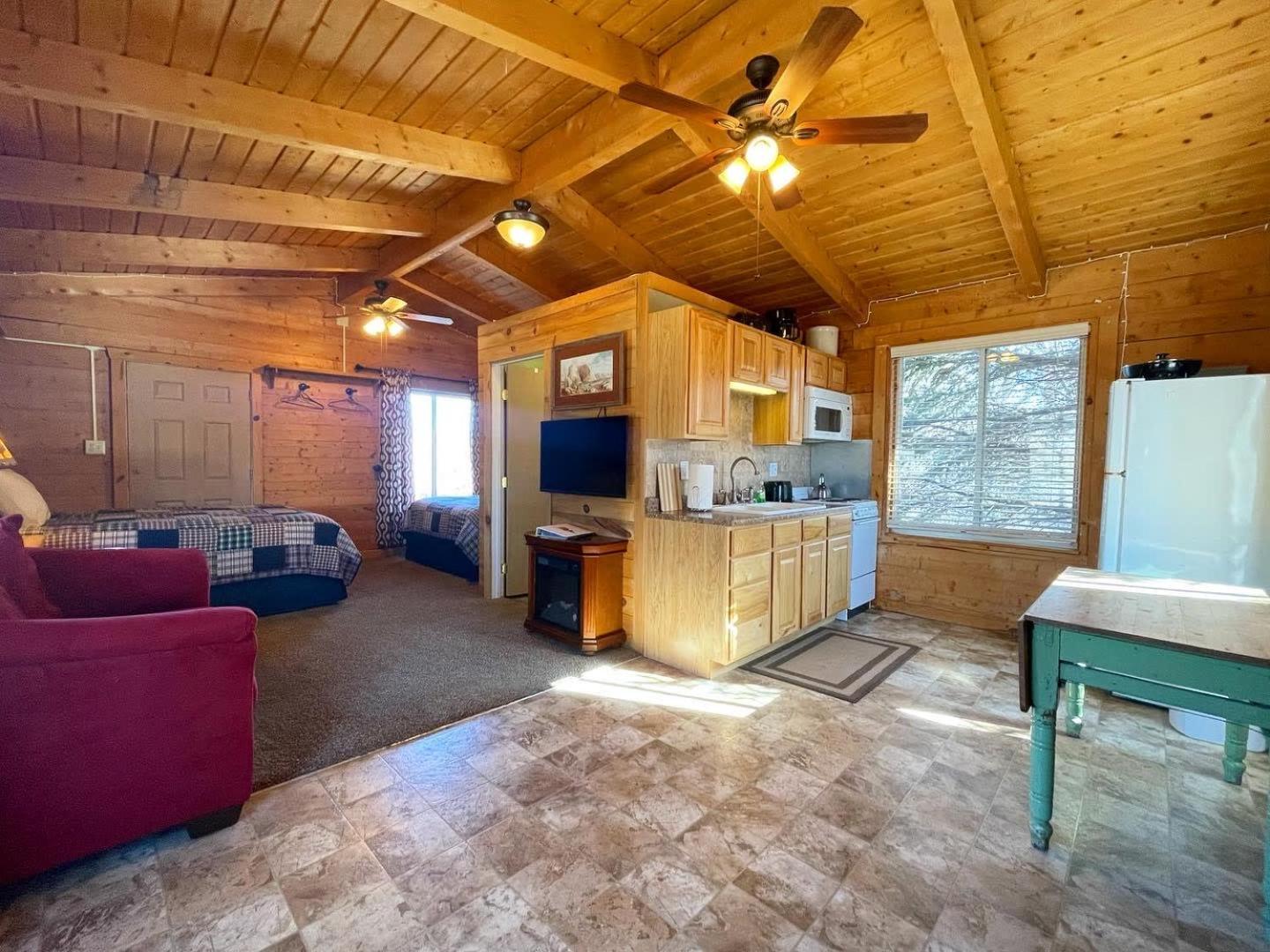 The Park Cabin At Mount Carmel Motel And Rv Park Exterior photo